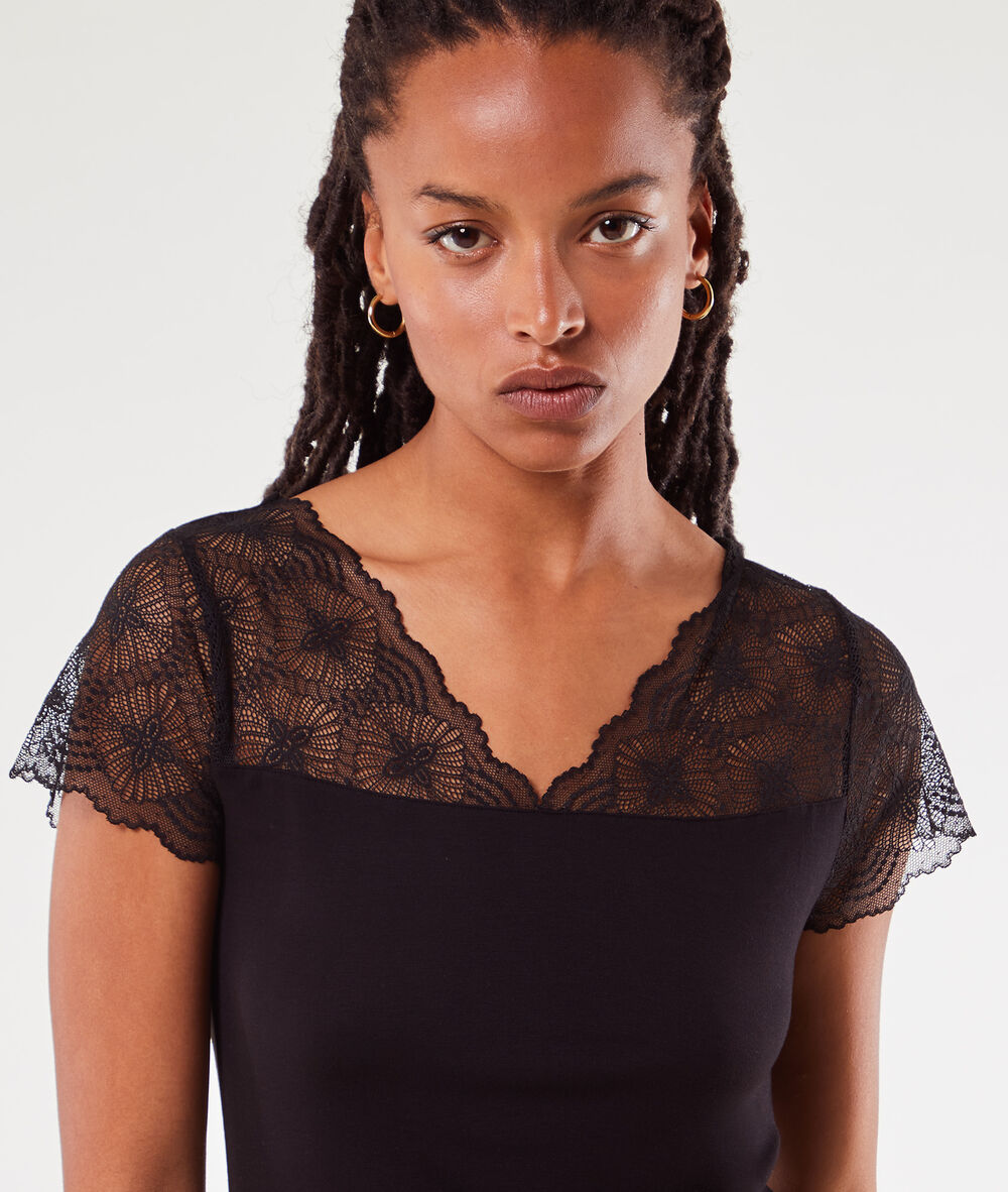 Nuisette avec dentelle noir.