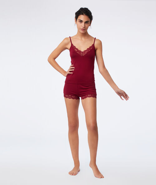Short à empiècements dentelle bordeaux.