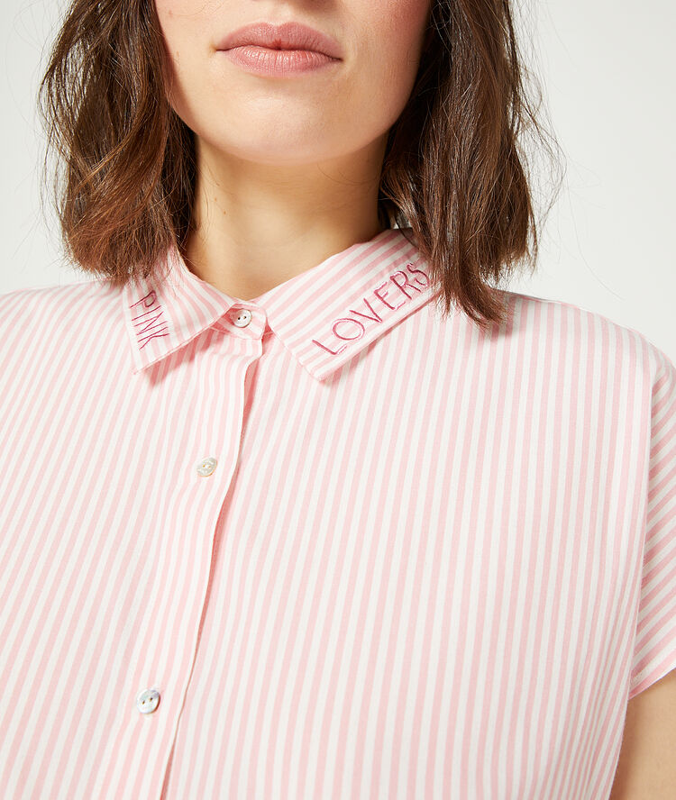 Chemise de pyjama à rayures rose.