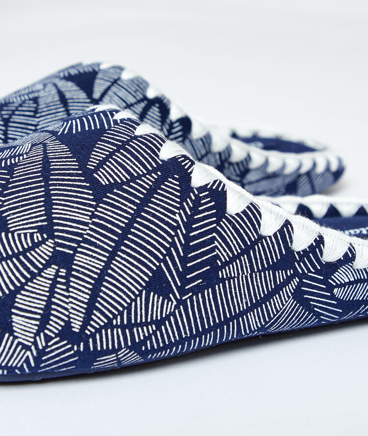 Mules imprimé feuillage bleu.
