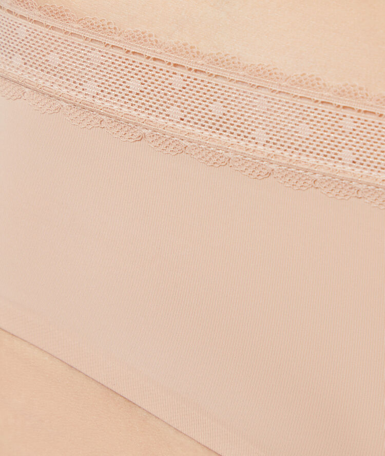 Shorty micro et dentelle beige.
