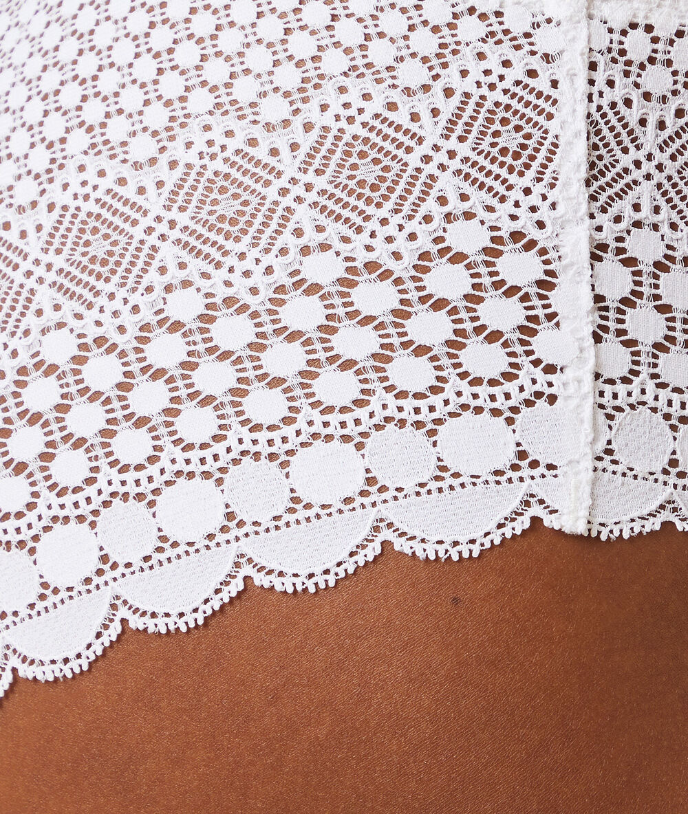 Shorty en dentelle blanc.