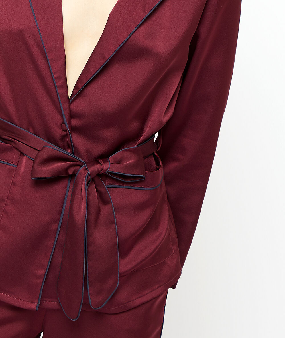 Chemise de pyjama satinée bordeaux grenat.