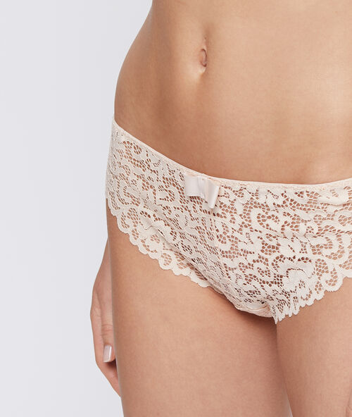 Tanga tout dentelle beige.