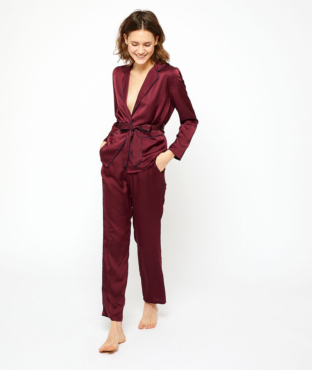 Chemise de pyjama satinée bordeaux grenat.