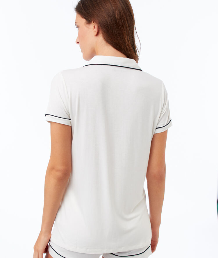 Chemise de pyjama ecru.