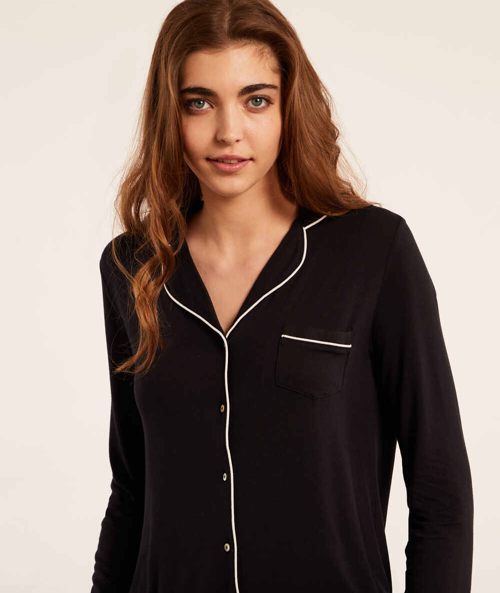 Chemise de pyjama noir.