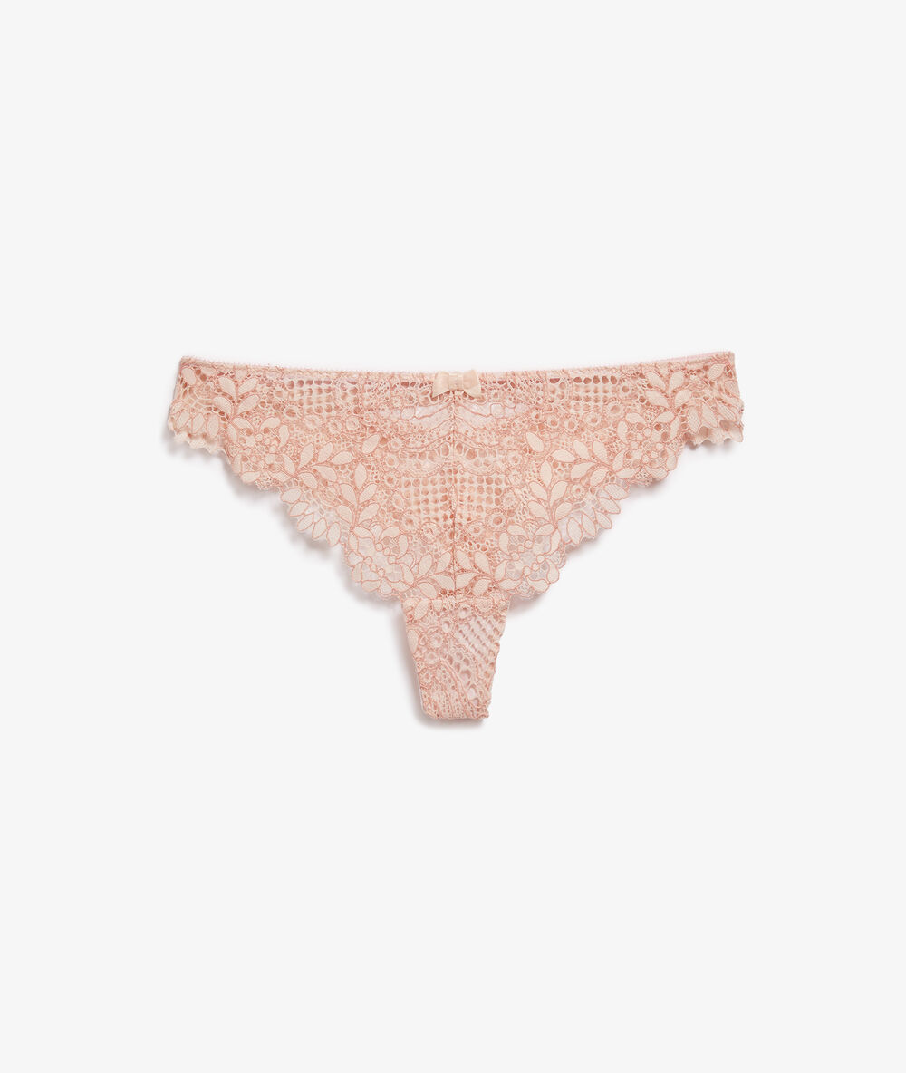 Tanga en dentelle rose poudre.