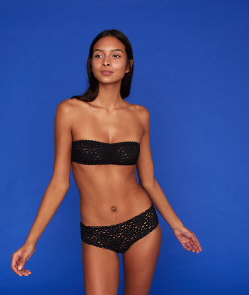 Shorty en dentelle ajourée noir.