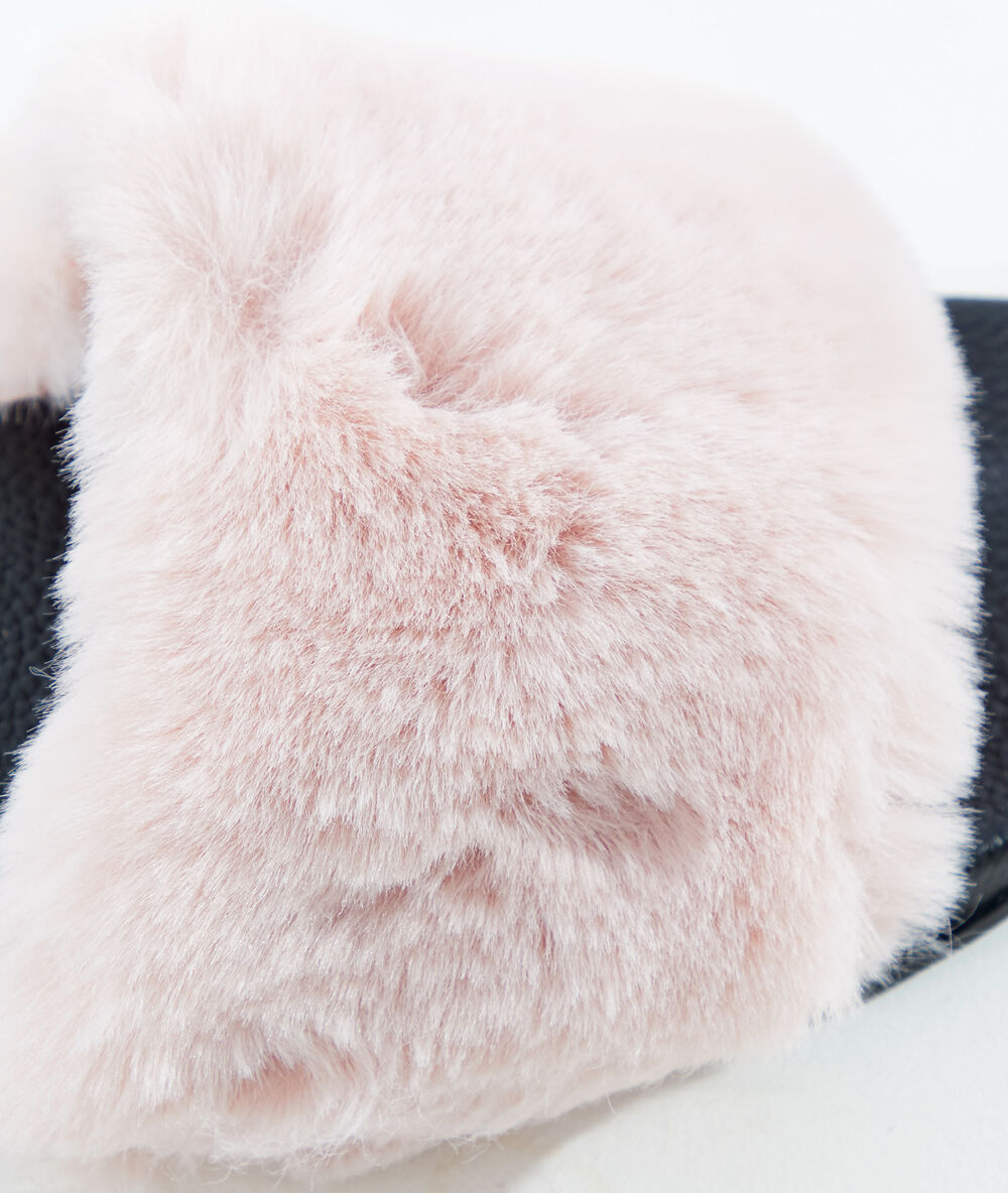 Chaussons ouverts en fausse fourrure rose.