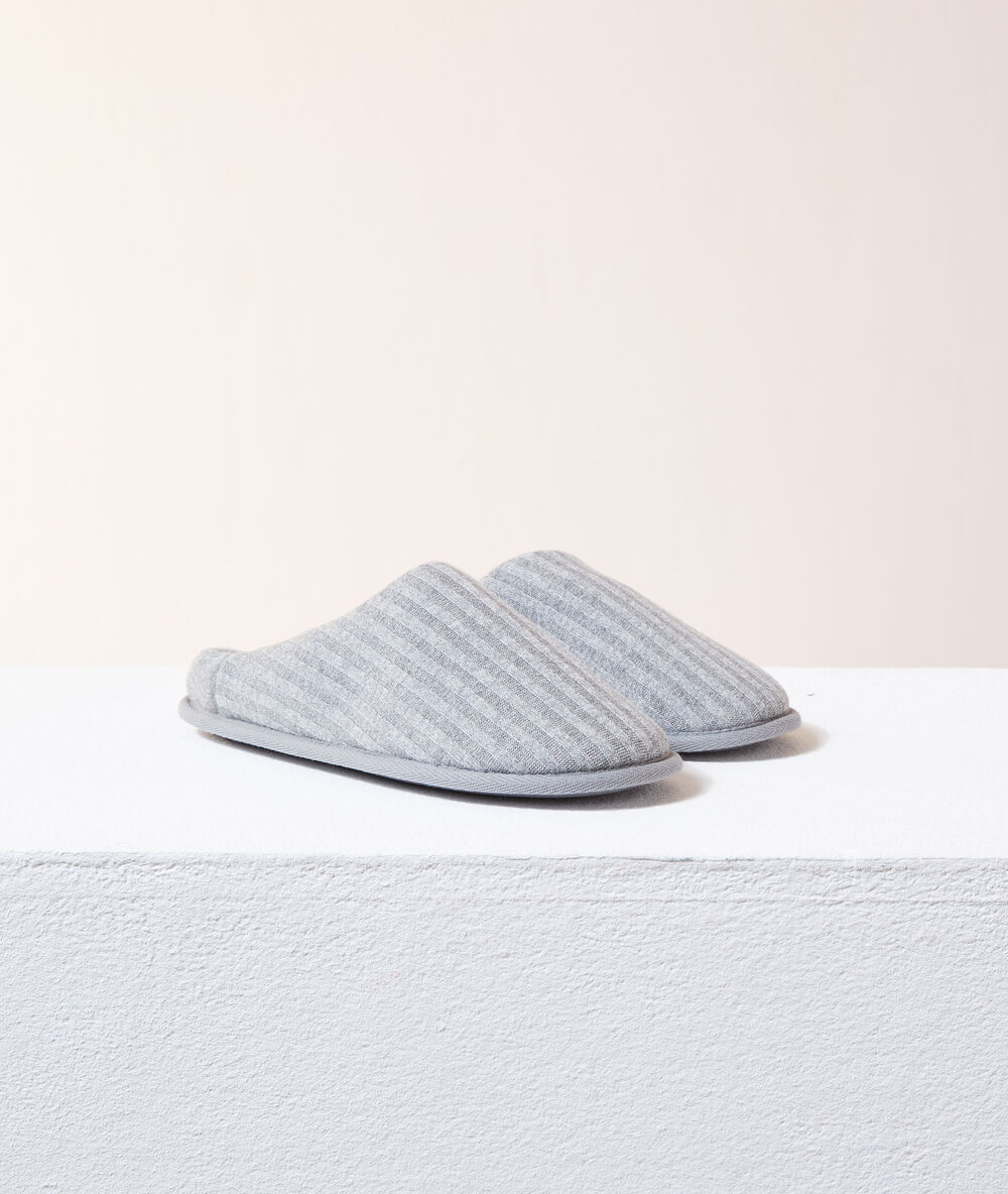 Chaussons mules ouvertes à l'arrière gris.