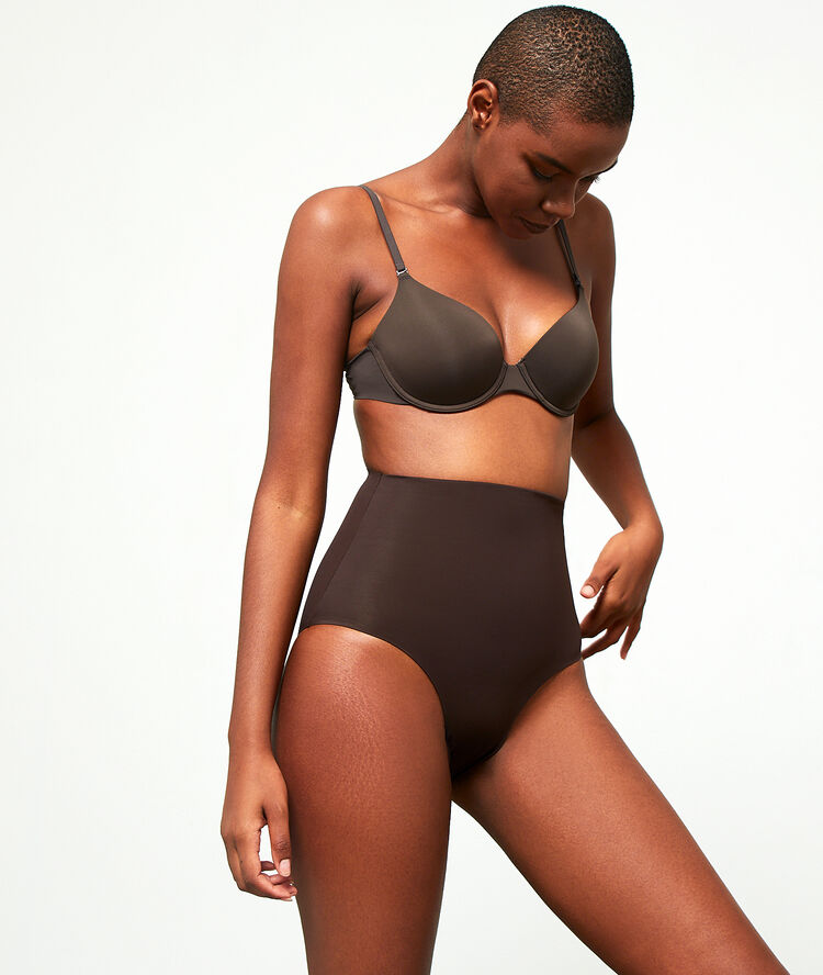 Culotte taille haute - niveau 3 : silhouette remodelée marron.