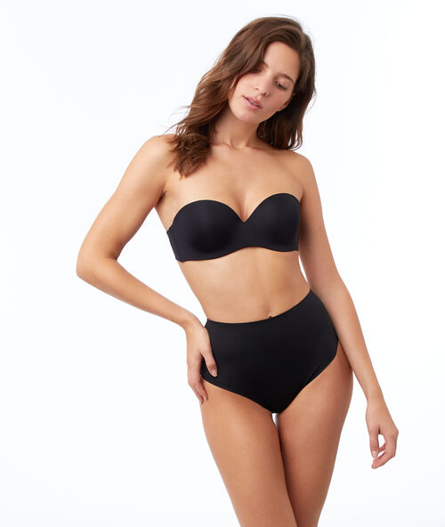 String taille haute - niveau 3 : silhouette remodelée noir.