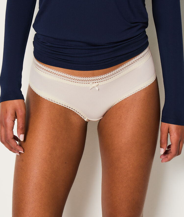 Shorty microfibre, bords dentelle blanc.