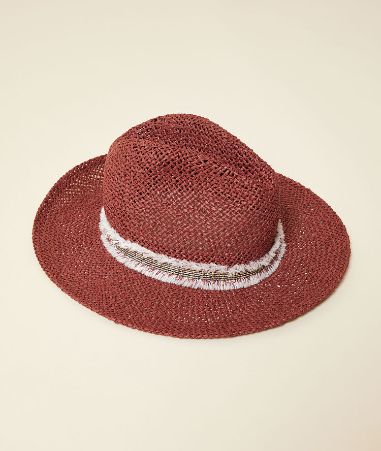 Chapeau marron.