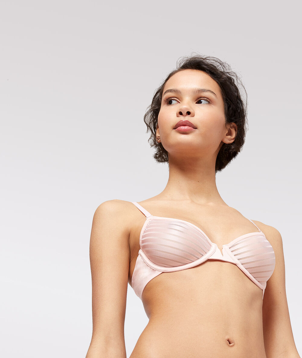 Soutien-gorge à coques ultra-fines en microfibre rayée rose poudre.