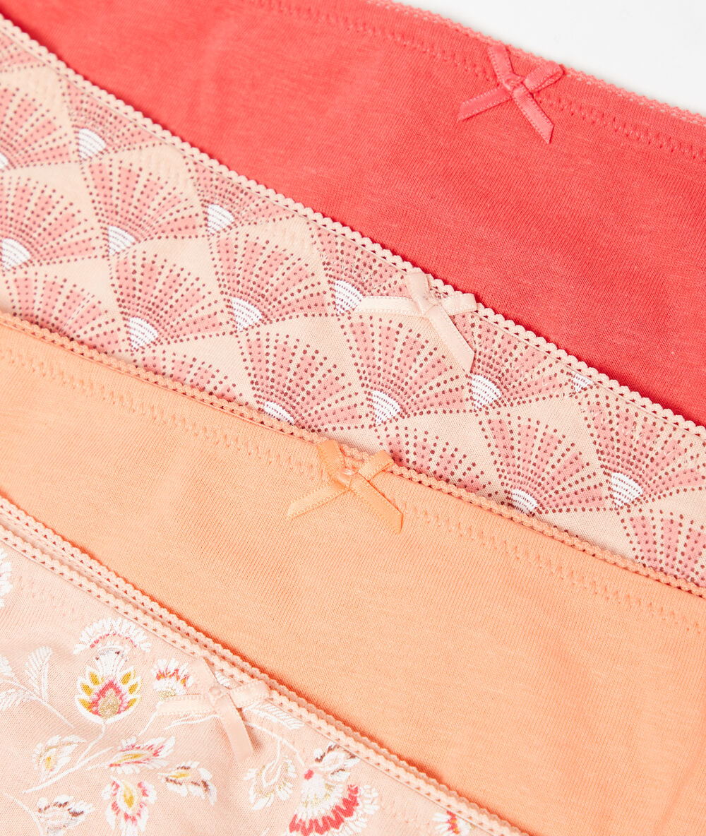 Lot de 4 culottes rose.