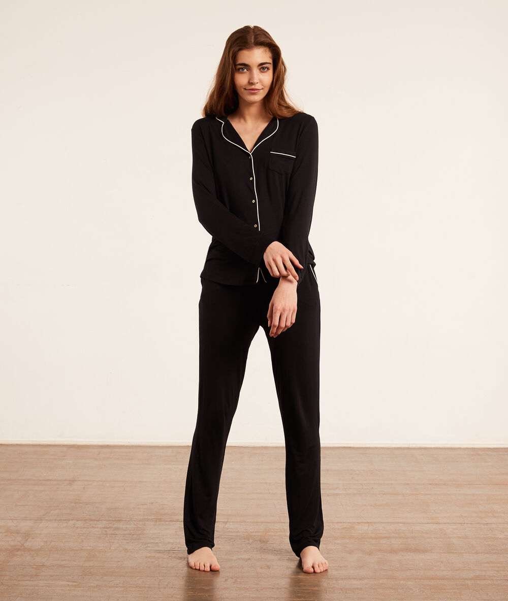 Chemise de pyjama noir.