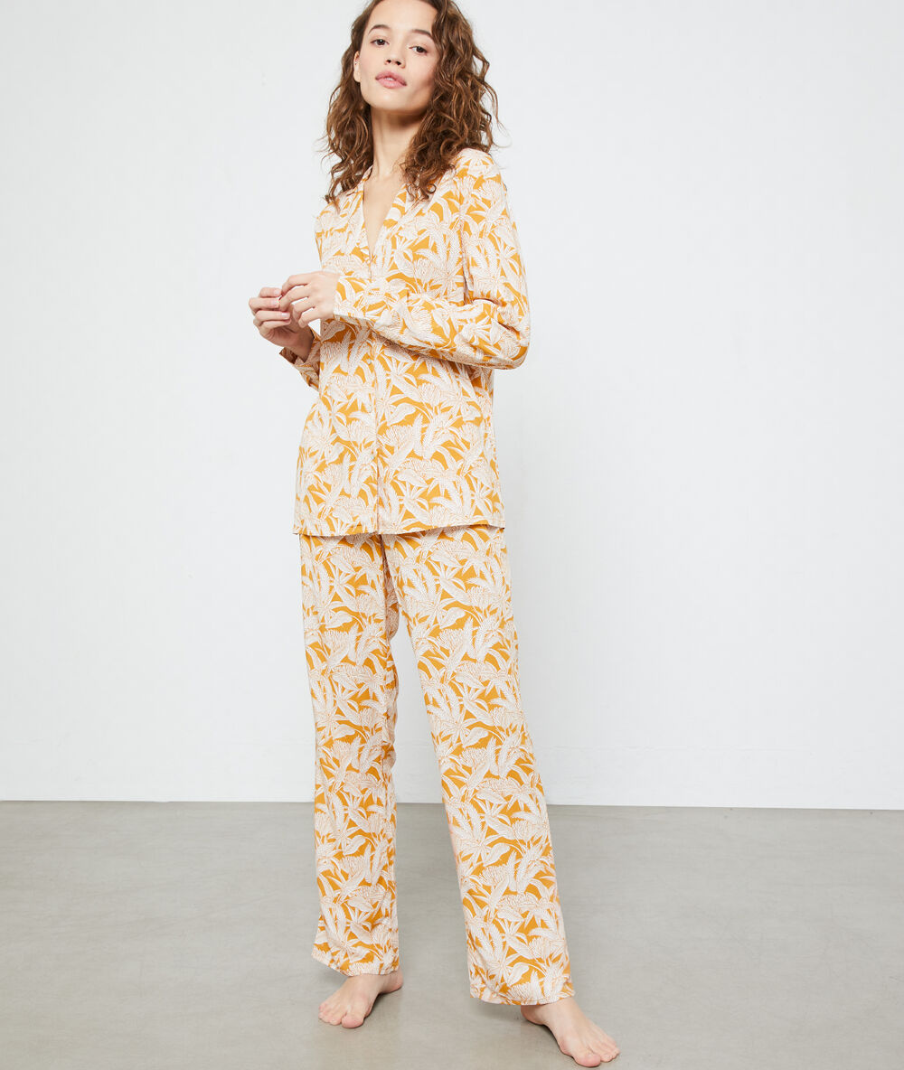 Chemise de pyjama imprimée ocre.