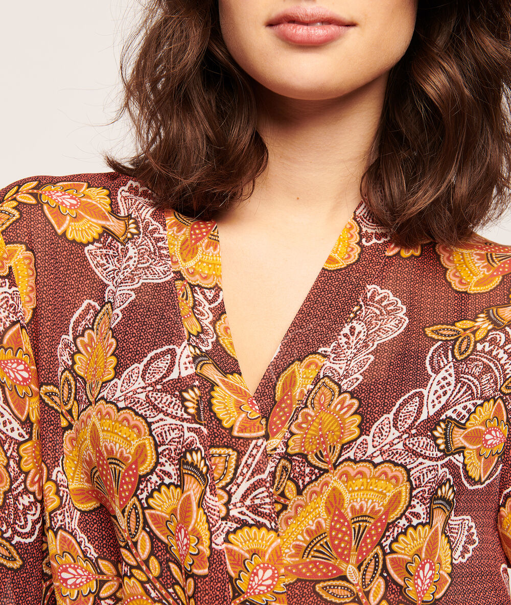 Kimono imprimé fleuri marron.