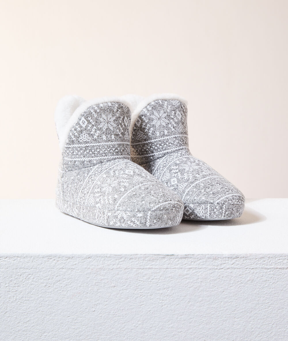 Chaussons bottines gris.
