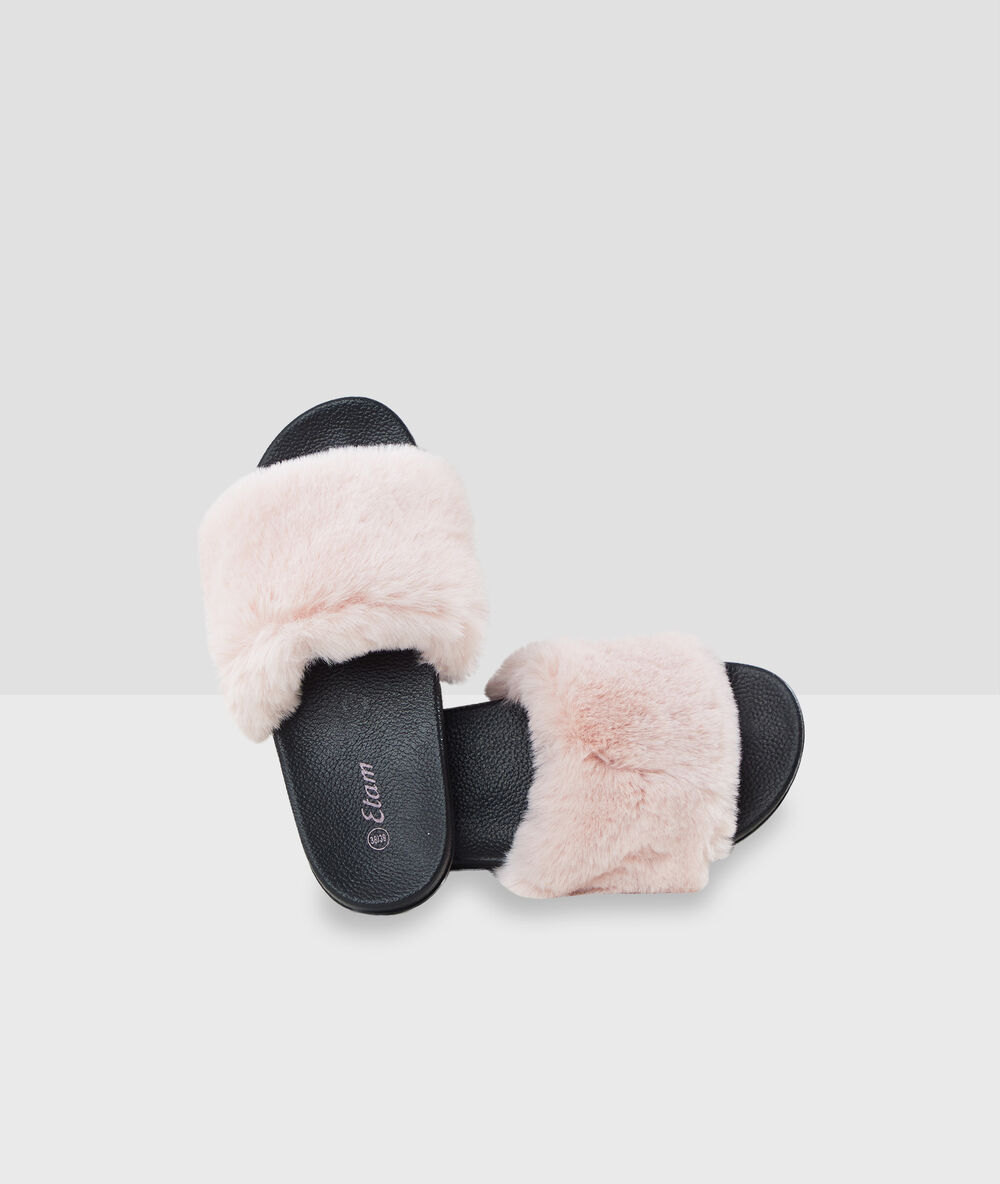 Chaussons ouverts en fausse fourrure rose.