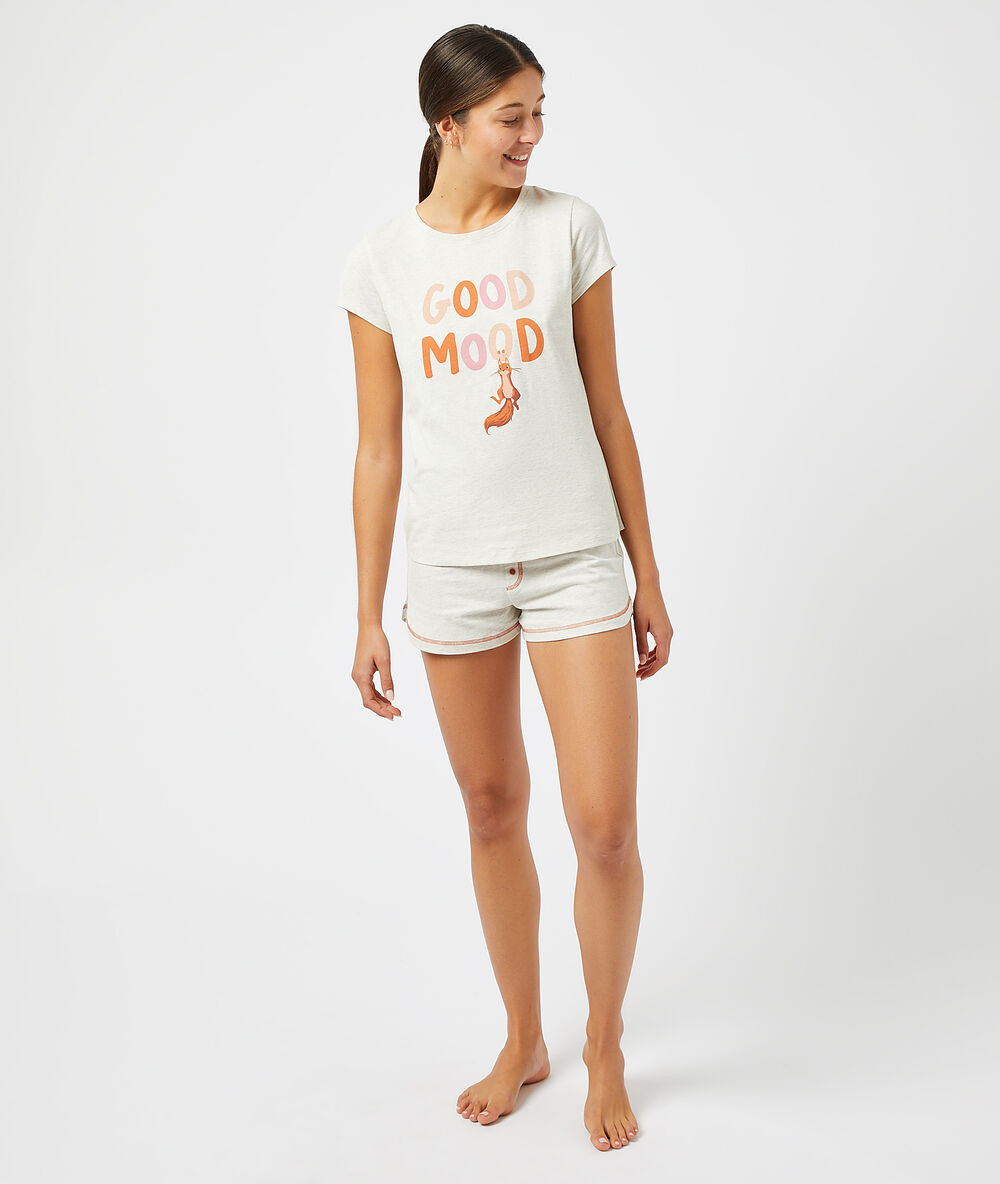 Short de pyjama beige.
