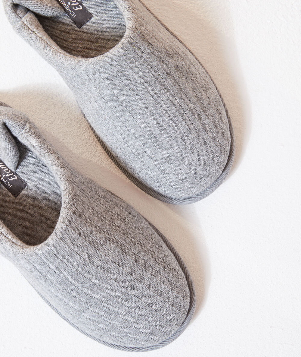Chaussons mules ouvertes à l'arrière gris.