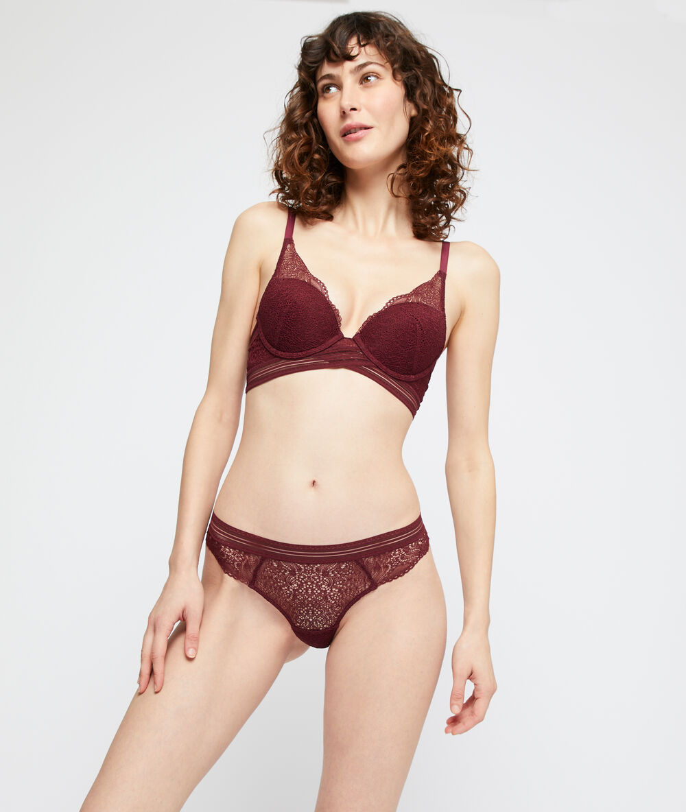 Tanga en dentelle prune.