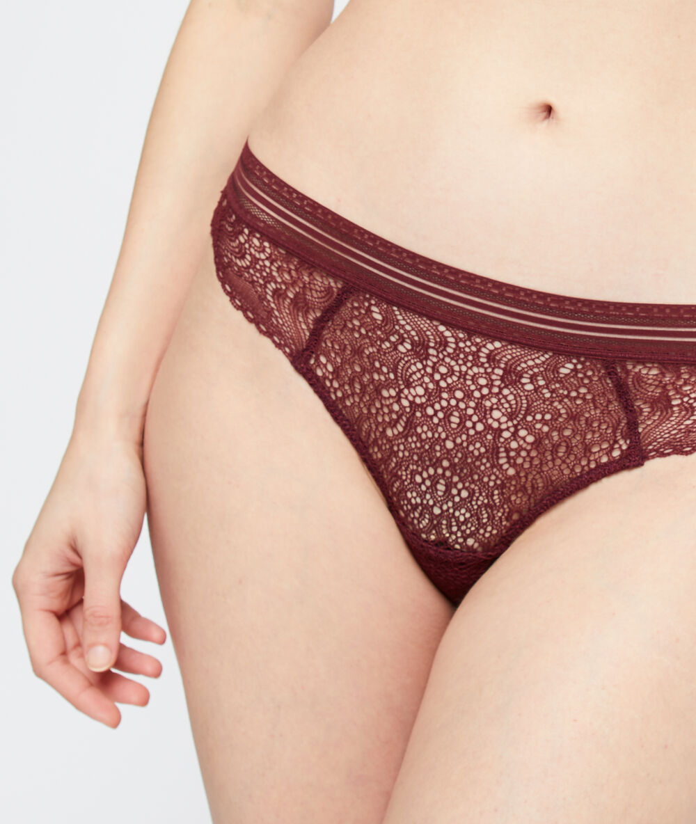 Tanga en dentelle prune.