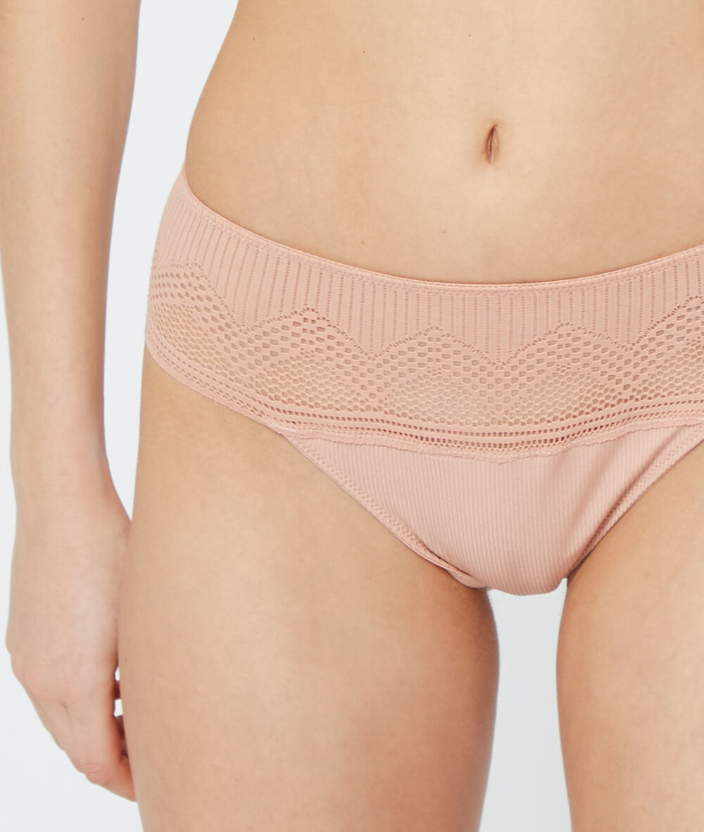 Tanga en microfibre et dentelle rose poudre.