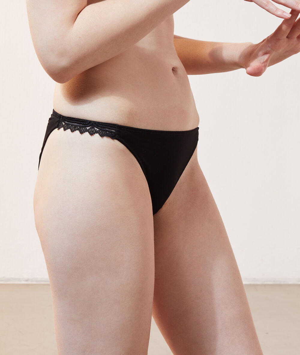 Culotte bikini noir.